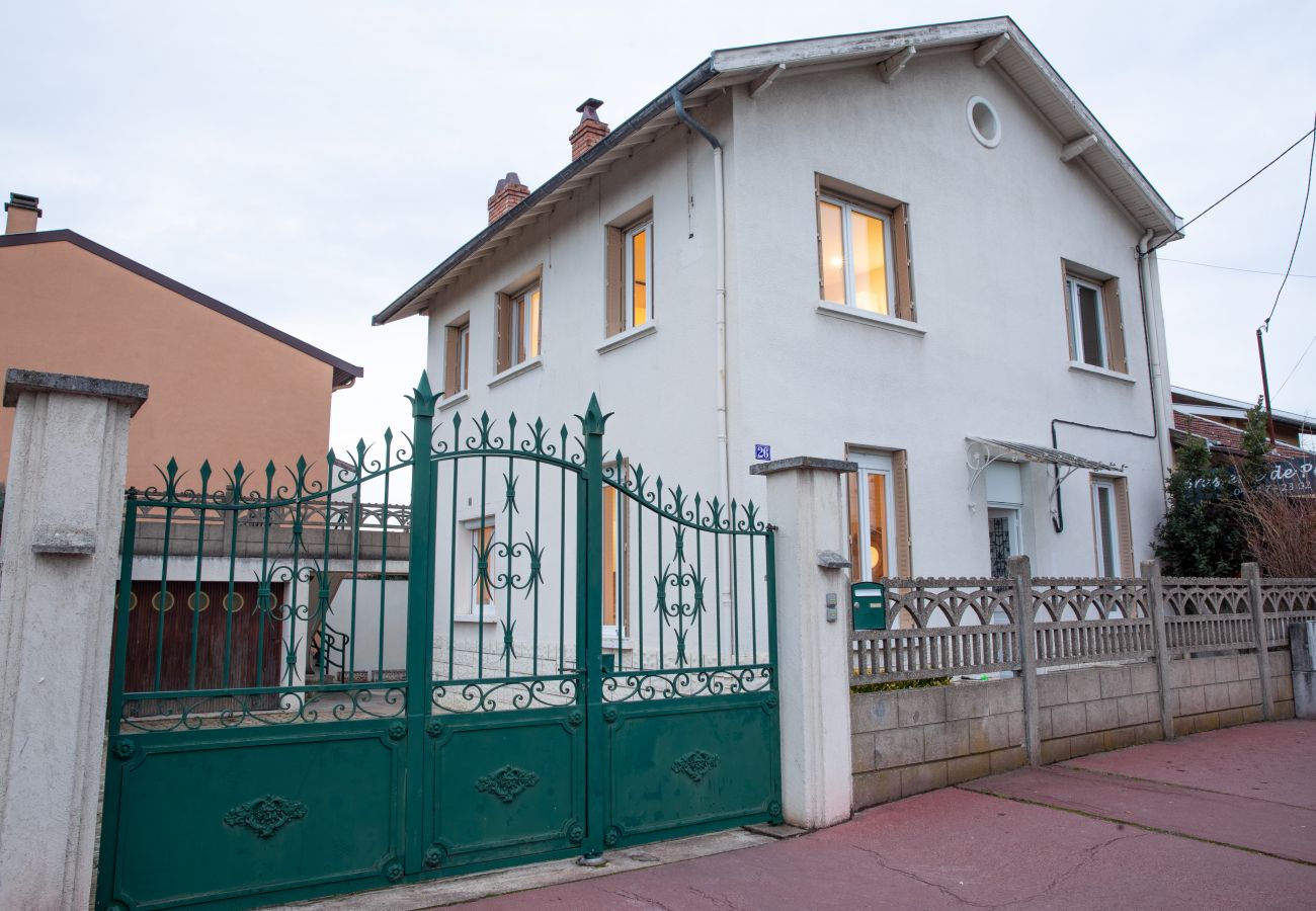 Apartment in Vénissieux - DIFY Chalet à la ville - Parilly